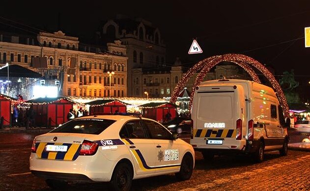 У Києві невідомі хотіли пограбувати будинок, але щось пішло не так: навіть бабуся вибігла, відео