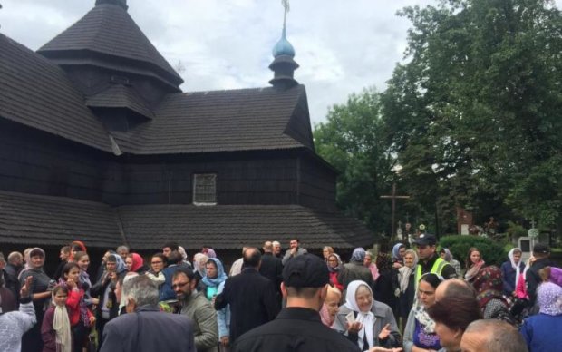 Ненавидять Україну: парафіяни УПЦ накинулися на священика