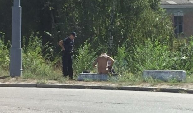 Днепровских водителей встретил голый мужчина