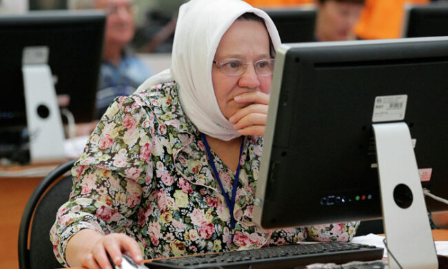 Бабушка за компьютером, фото из свободных источников