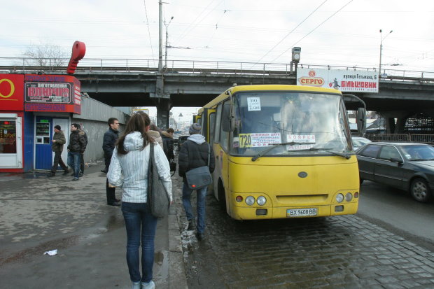 У Києві водій "відремонтував" богданчик легким рухом цегли: відео