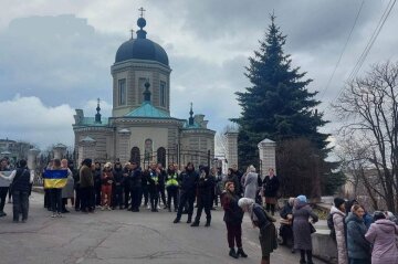 Люди возле церкви МП в Хмельницком. Фото: скриншот Суспильне