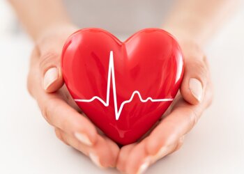 Сердце в руках. Фото: IStock