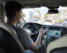 Потрібен парашут: 97-річний дідусь вперше проїхався на Tesla