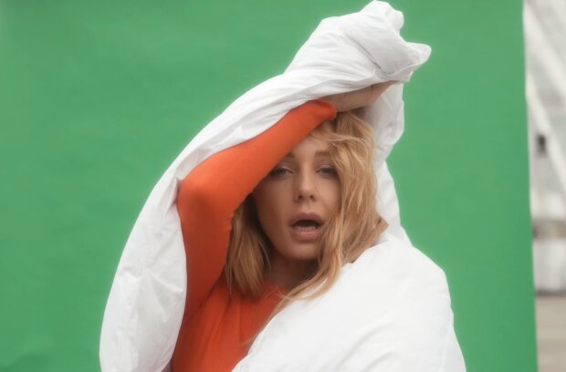 Тіна Кароль, кадр із кліпу на пісню "Мед"