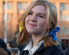 ФСБ допитало російську школярку за жовто-блакитні стрічки у косах