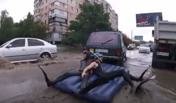 Одесситы прокатились на матрасе по затопленным улицам