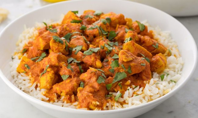 Червоний рис з гострою куркою: пікантний рецепт