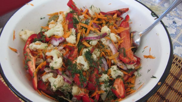 Постное меню: вкусный рецепт "Цветного" салата из овощей