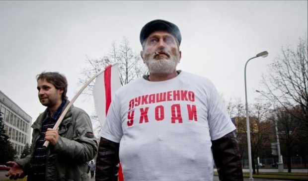 Белорус получил два года тюрьмы за надпись "Лукашенко, уходи"