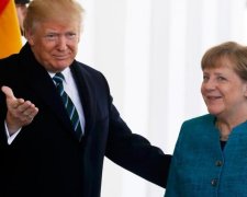 Трамп усипав Меркель поцілунками: відомо за що