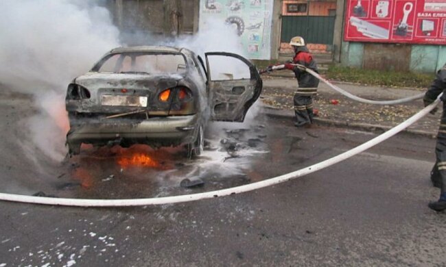 Lanos в Белой Церкви влетел в дерево и вспыхнул (фото)