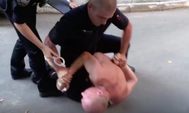 В столице полураздетый мужчина атаковал патрульных (видео)