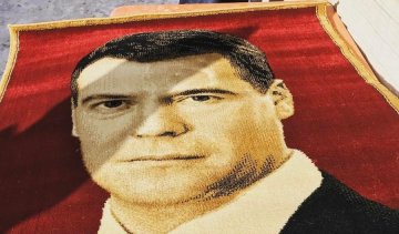 Килимок з обличчям Медведєва підірвав мережу