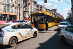 Пикою в асфальт: у Києві неадекватний маршрутник влаштував ціле шоу