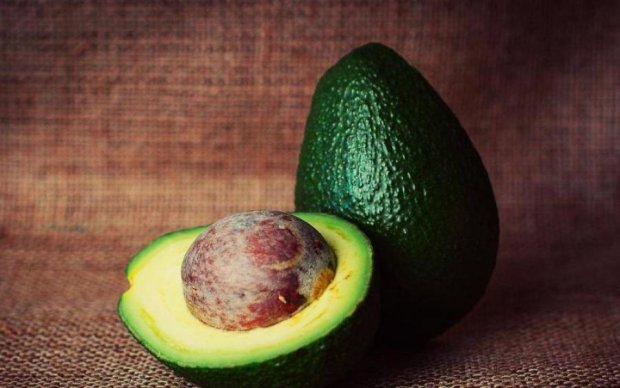 Художниця перетворює звичайне авокадо на шедеври: відео