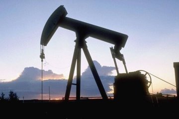 Доходи Росії від експорту нафти впали майже вдвічі