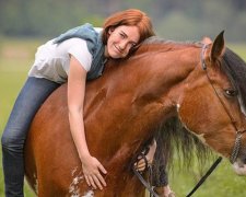 Дівчина показала красу коней з усього світу