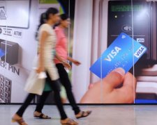 Главное за ночь: запрет рубля и глобальный сбой Visa