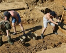 Мисливці виявили стародавні амулети у формі статевого органу