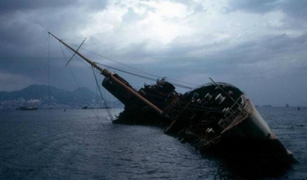 В Индии затонуло судно с полусотней людей на борту