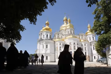 Молебень у Києво-Печерській закінчився масовими затриманнями: перші подробиці і кадри