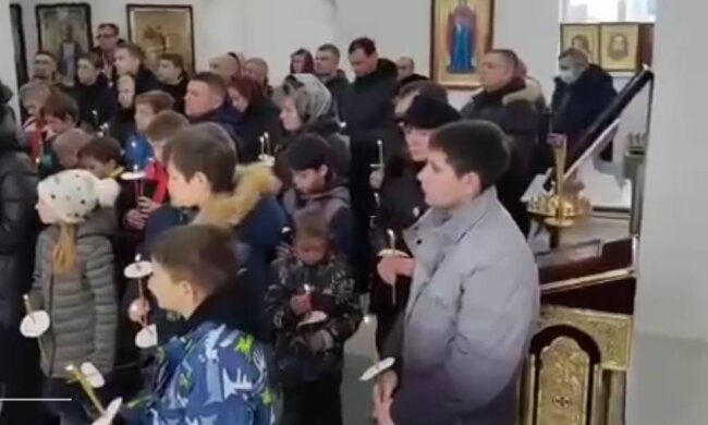 Россияне на похоронах, скриншот: YouTube