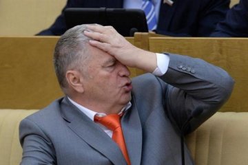 Лапал так, что руки тряслись: журналист обвинил Жириновского в домогательствах