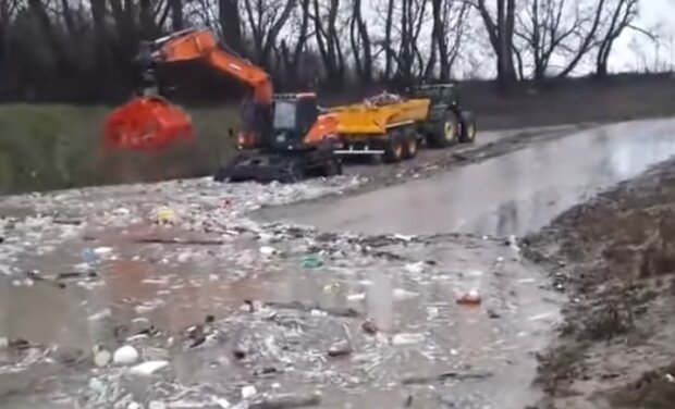Чищення річки в Угорщині, скріншот: YouTube