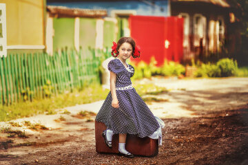 "Слідкуй за ногами, панчохами та нігтями": як оновилася книжка-порадниця для дівчаток за 60 років