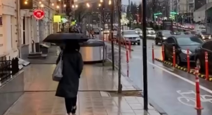 Украинцы, дождь, кадр из видео