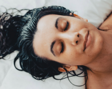 Мокрые волосы, кадр с видео