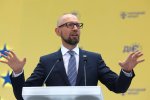 Счастливый Яценюк полностью залез кролику в рот: "Пуля в лоб все-таки зацепила"