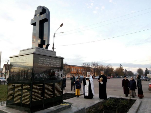 Страх и ненависть: дикий монумент жертвам Голодомора поставил на уши целый город, люди обещают самосуд