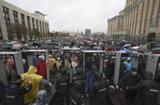 Мітинг в Москві набирає обертів, Данило Поперечний жорстко звернувся до влади: "Досить нас залякувати!"