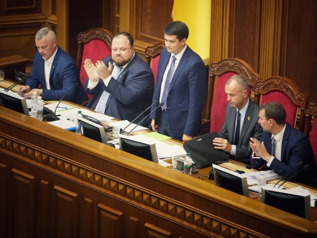 Разумков жестко поставил на место депутата из "Слуги народа": "Прекращайте пить кофе"