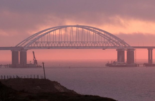 Крымский мост вот-вот обвалится: на видео показали, что здесь творят военные
