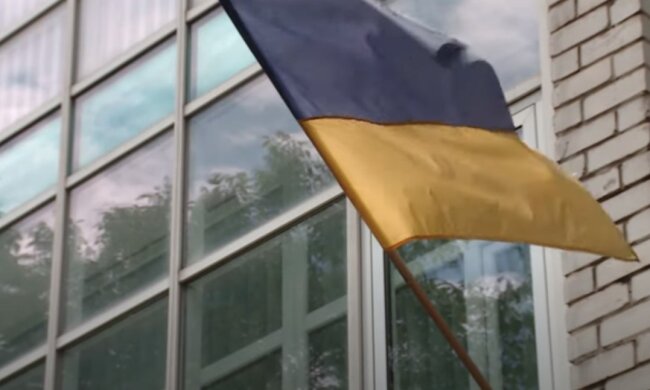 Прапор України на Центрі зайнятості. Фото: скриншот з відео