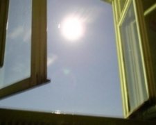 Маленька дівчинка впала з 3-го поверху і залишилася жива