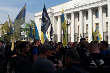 Раду оточила багатотисячна юрба, очікують на Зеленського: подробиці та фото