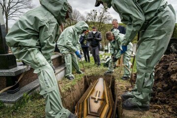 Лікування коронавірусу, фото Associated Press