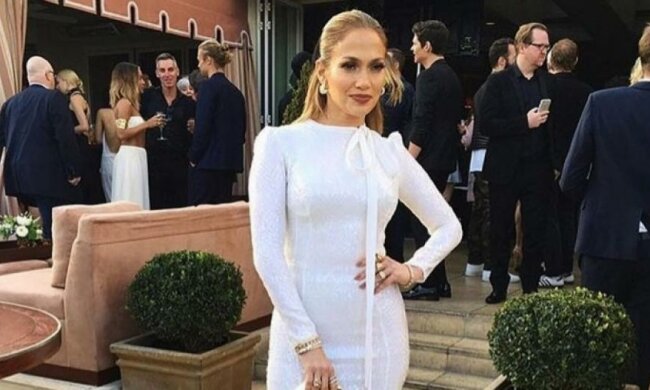 Дженніфер Лопес вразила фігурою в білій сукні (фото)