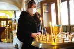 Заражаются в ресторанах, а не храмах: церкви убеждают, что молитва сильнее вируса