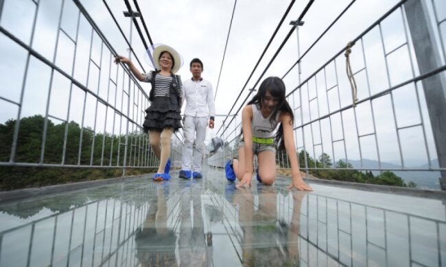 Китайці створили прогулянкову доріжку над безоднею: відео