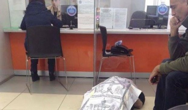 В России  даже трупы лежат в очереди в налоговую (фото)
