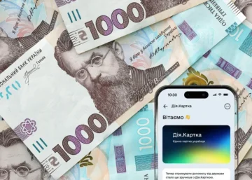 Деньги и смартфон с приложением «Дія»