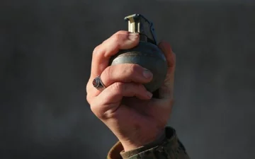 Мавпа з гранатою: неадекватк добряче налякав пасажирів автобуса 