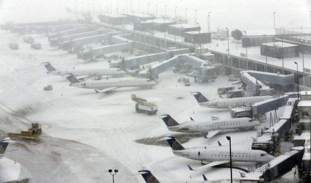 Тысячи авиарейсов отменили из-за снежной бури в США