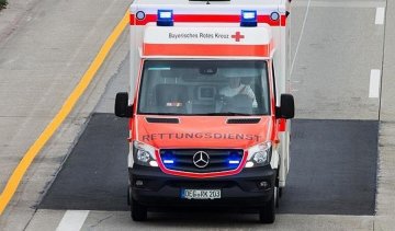 Занесло: німецький пенсіонер розніс машиною літній майданчик кафе