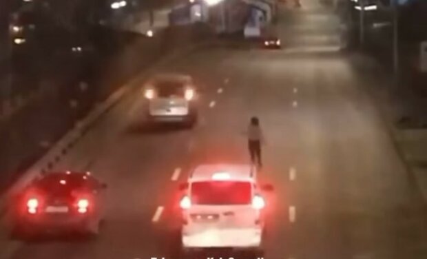Женщина на дороге, фото: кадр из видео